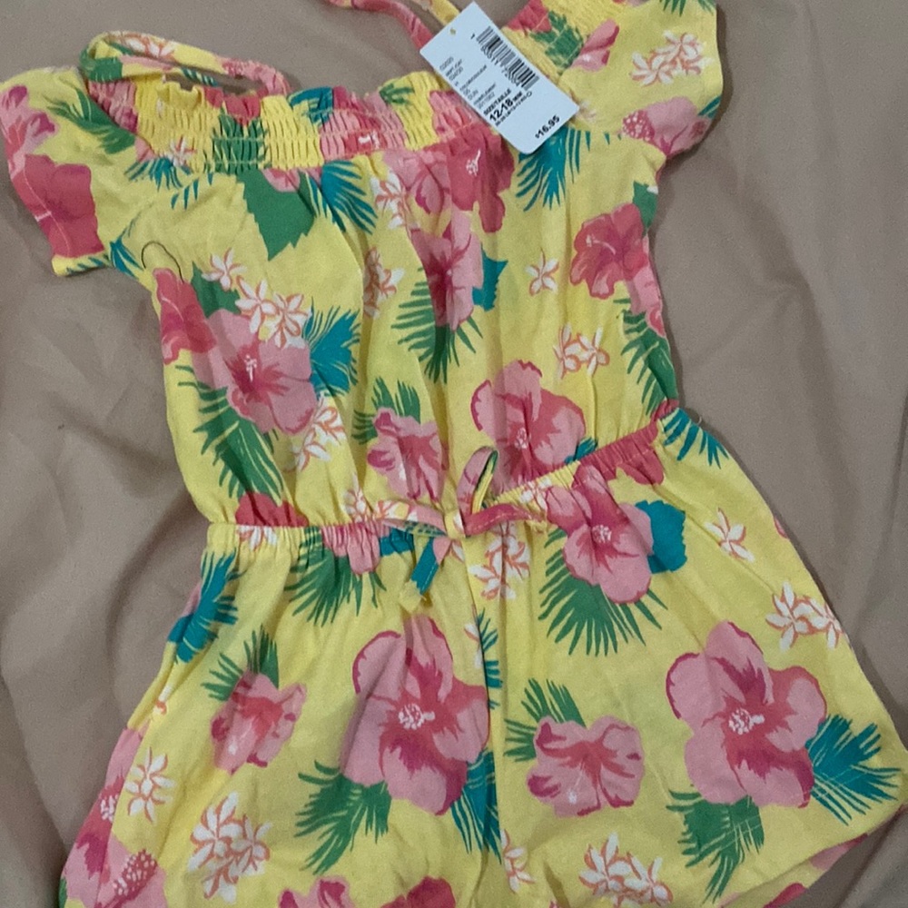 The size is 12-18 months. It’s for 26-28 lbs. Color is yellow with pink flowers.
